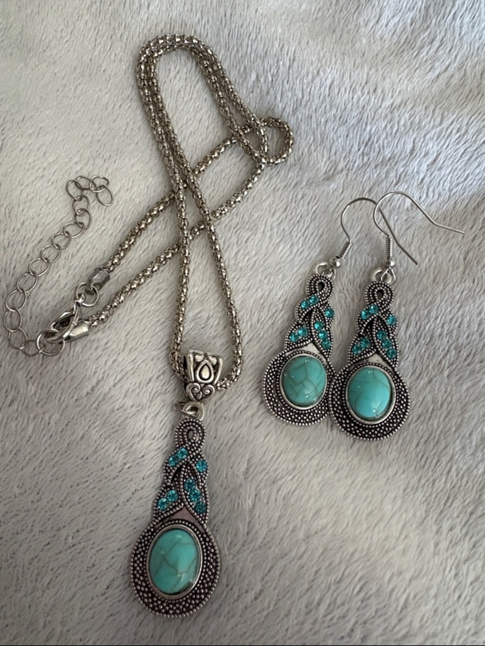 NWOT Turquoise Teardrop Pendant Necklace and Earrings Set - Silver Tone